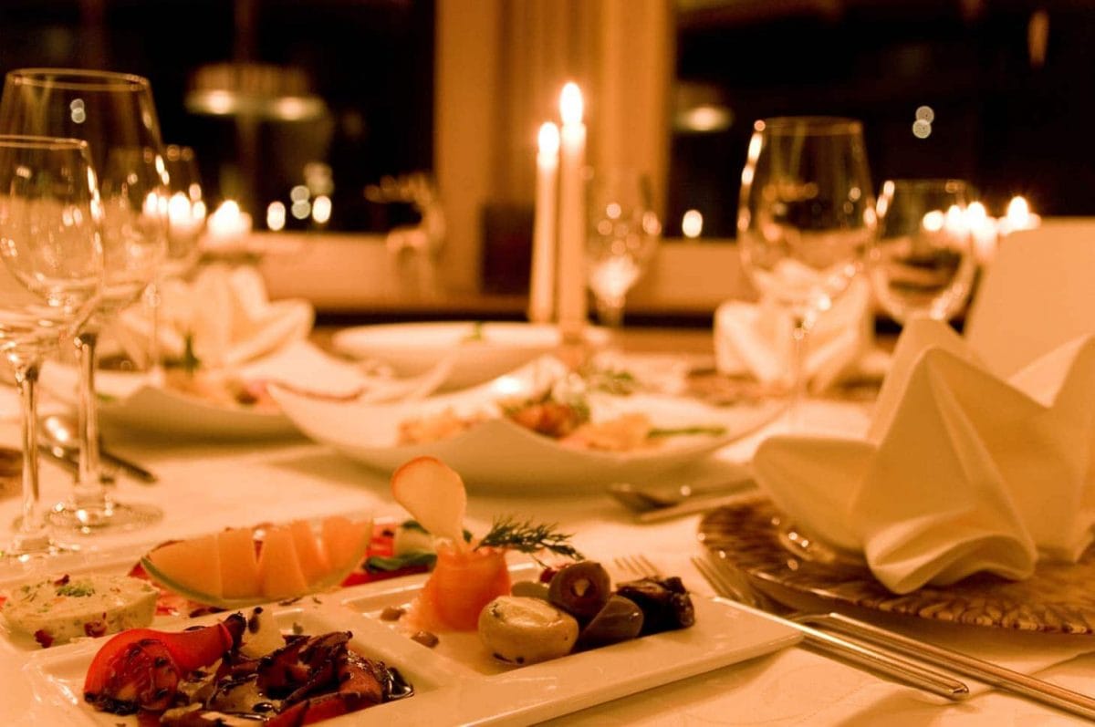 Tolles Abendessen und Service bei Kerzenlicht im Restaurant