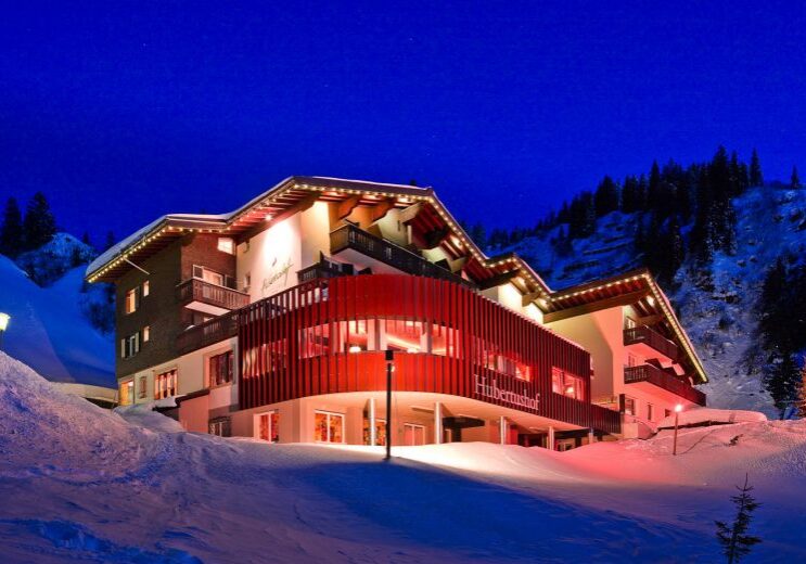 Aussenbeleuchtung des charmanten 4 Sterne Hotels im Schnee eingebettet
