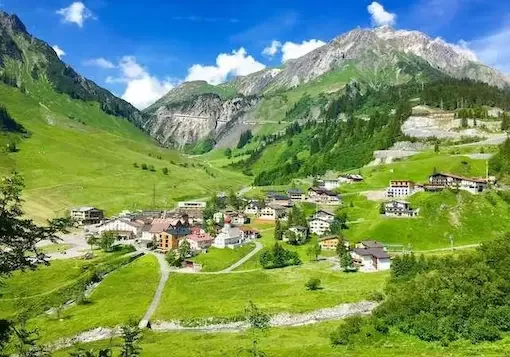 Ferienwohnung in Stuben am Arlberg mit schönem Sommer Ausblick Richtung Stuben Dorf.