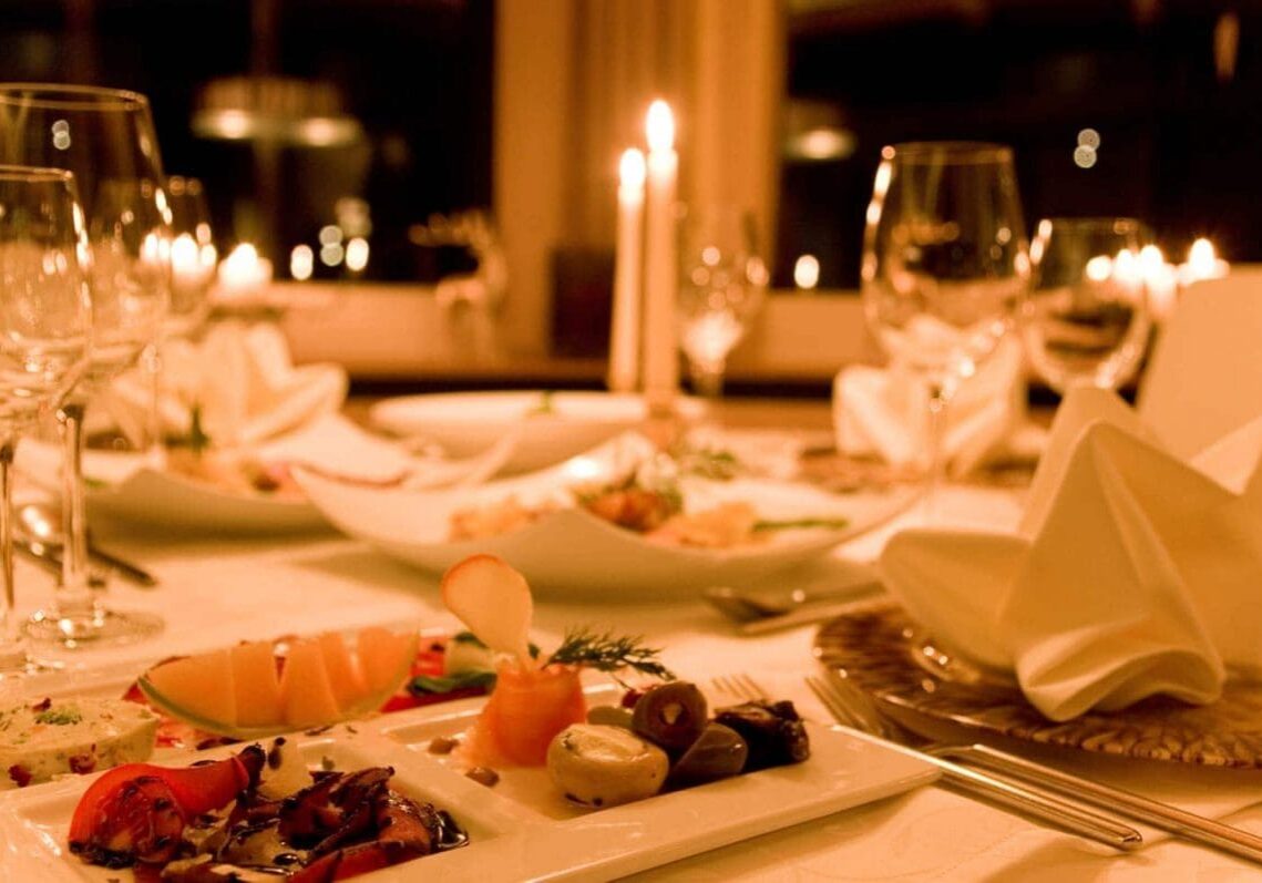 Tolles Abendessen und Service bei Kerzenlicht im Restaurant