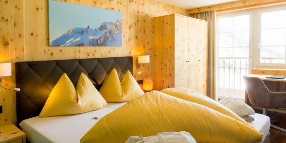 doppelzimmer-erzberg_elegantes-doppelzimmer-erzberg-zirbenholz-wohnen-4-sterne-hotel-hubertushof-in-stuben-am-arlberg