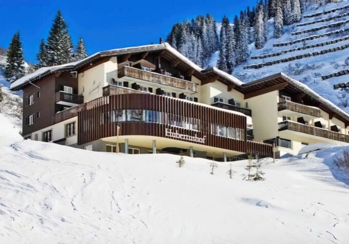 Hotel Stuben am Arlberg von aussen gesehen in schöner Schneelandschaft